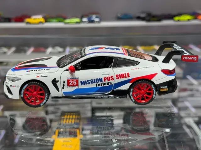 Miniatura BMW M8 serie M Competition branco 1:24 som e luz - Foto 3
