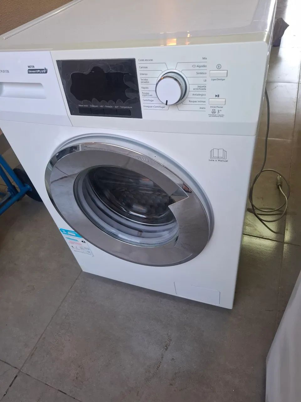 Máquina de lavar roupa com defeito 