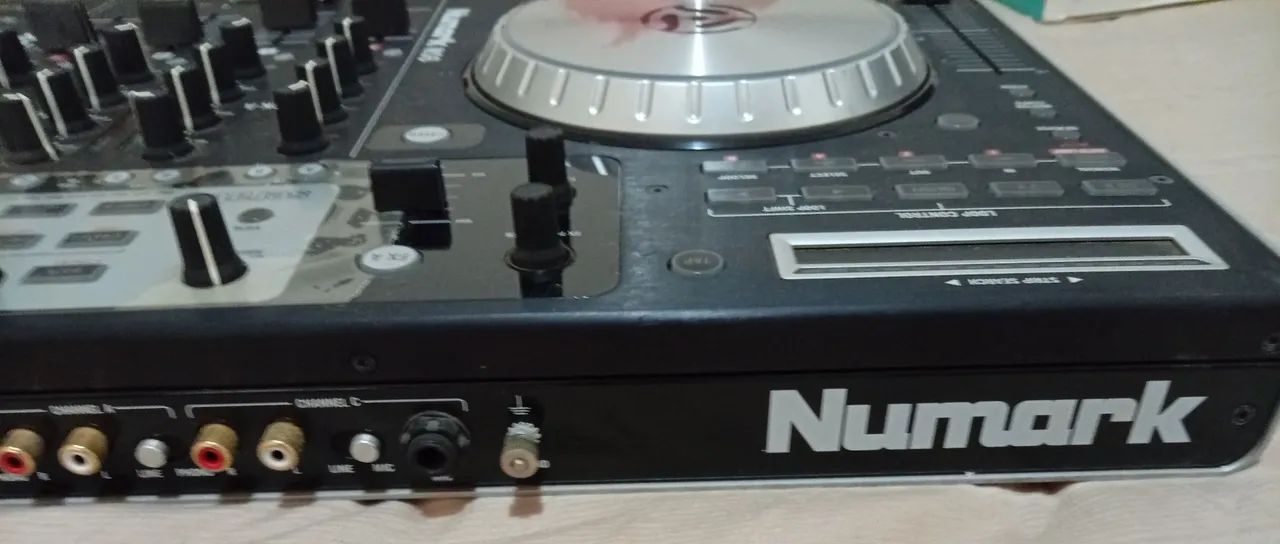Controladora Numark NS6 4 canais  - Foto 4
