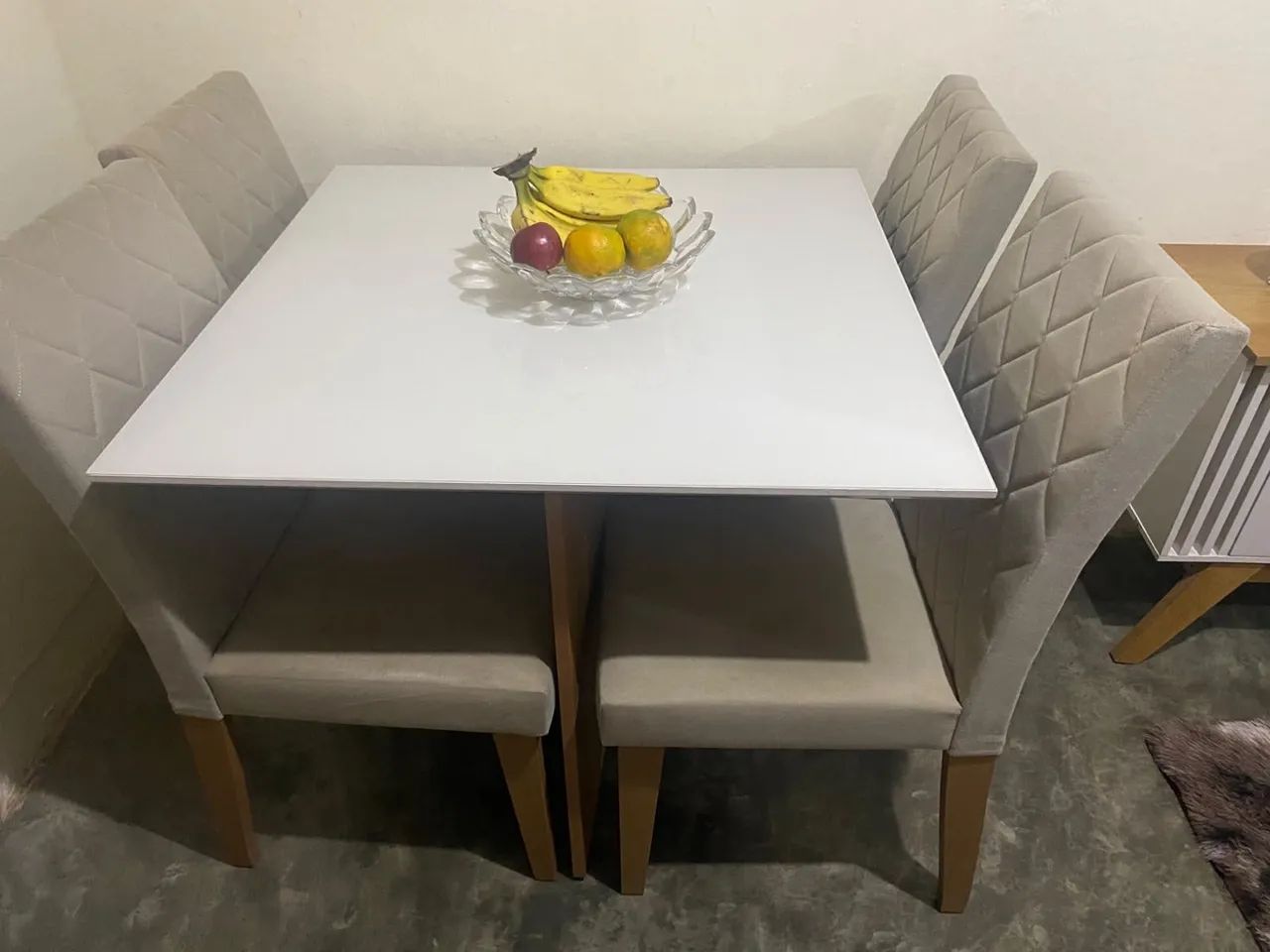 Mesa com 4 cadeiras nova 