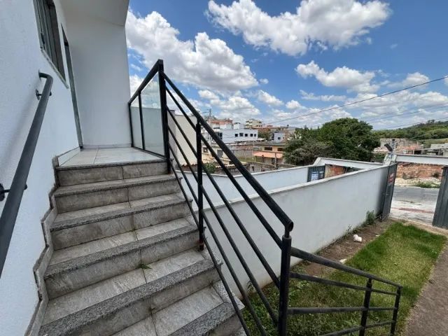 CASA COM 3 QUARTOS - HABITE-SE, COM QUINTAL E 2 VAGA - Foto 2
