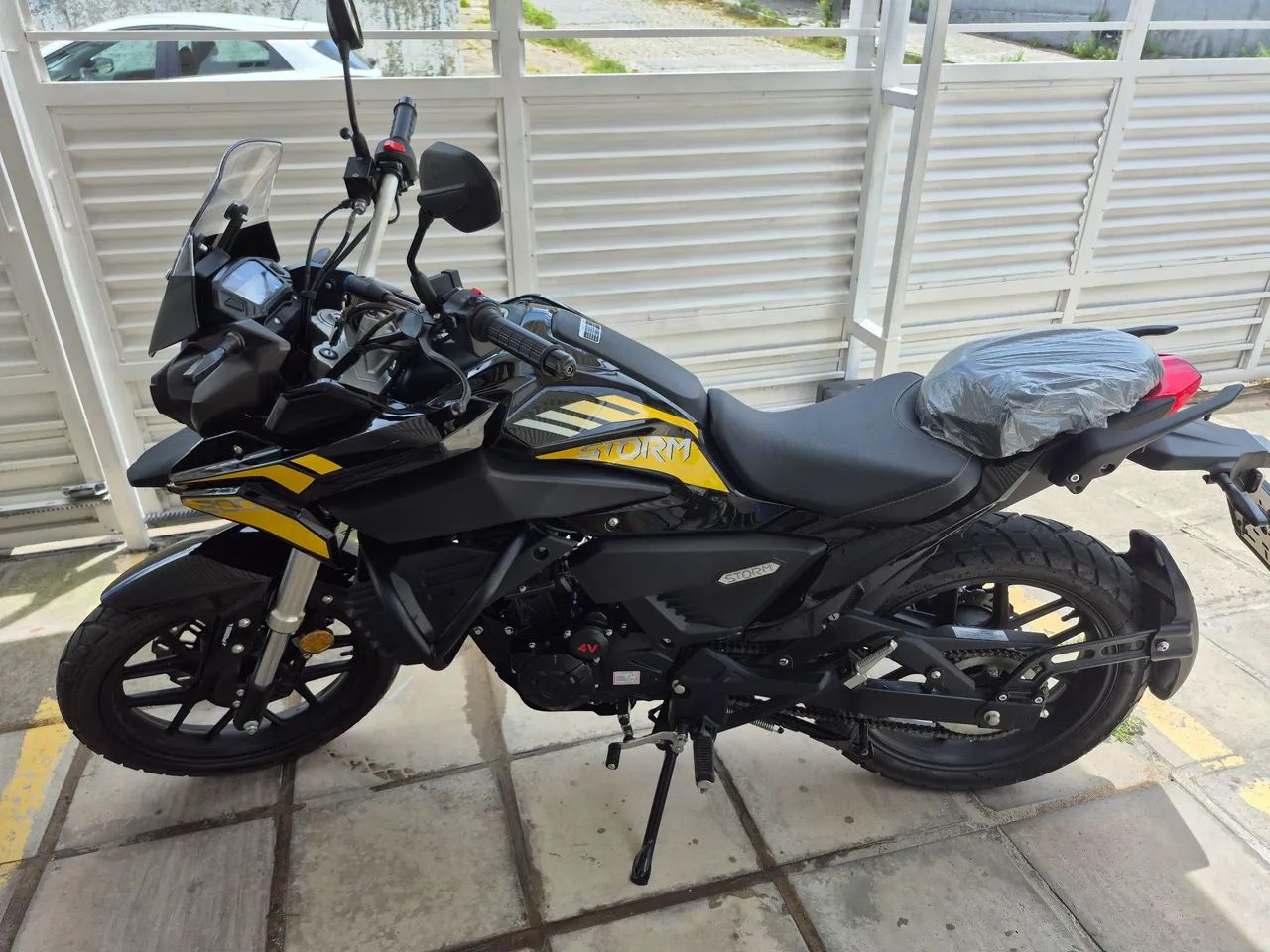 Vendo  moto com 300 km nova  - Foto 2