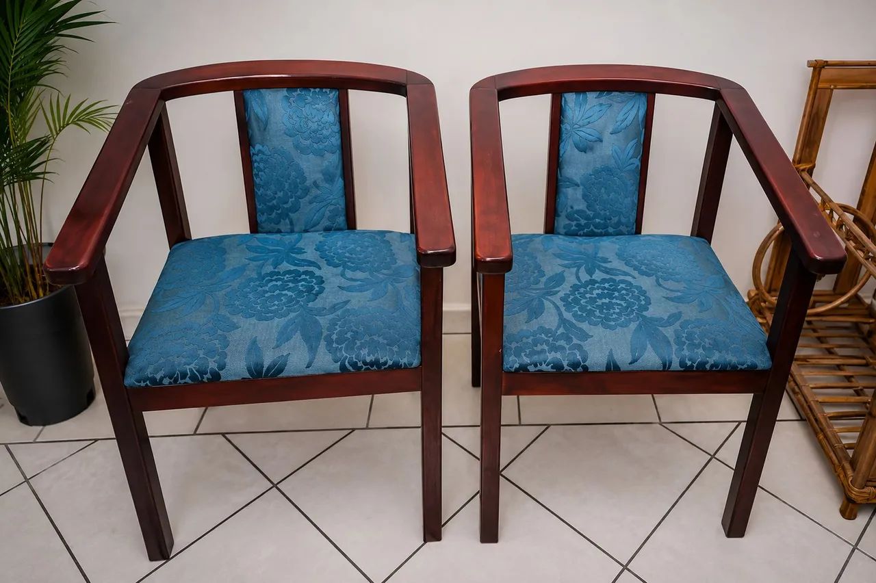 Cadeiras de madeira 