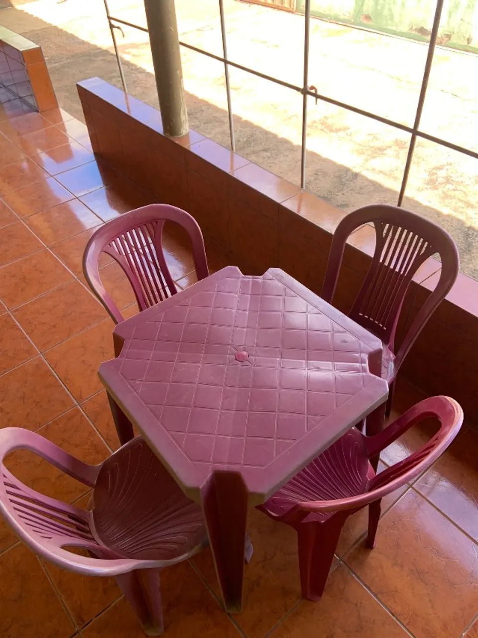 Jogo mesa e cadeira plástica 