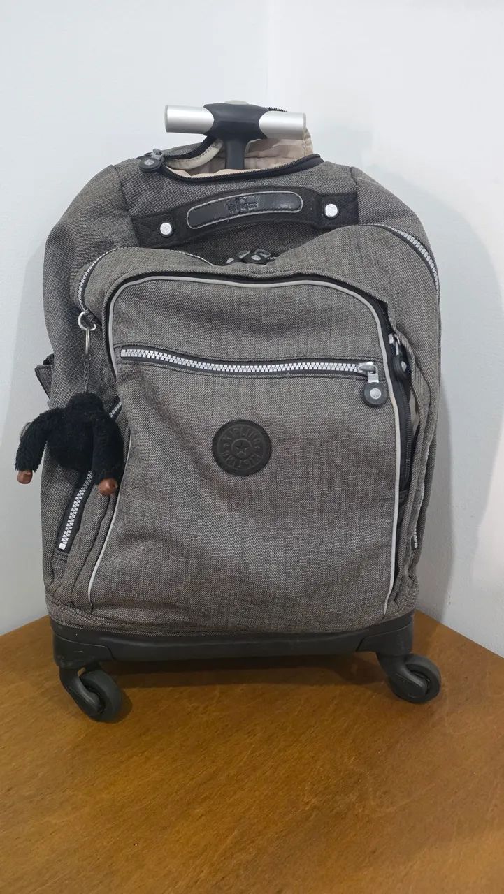 Mochila Kipling cinza