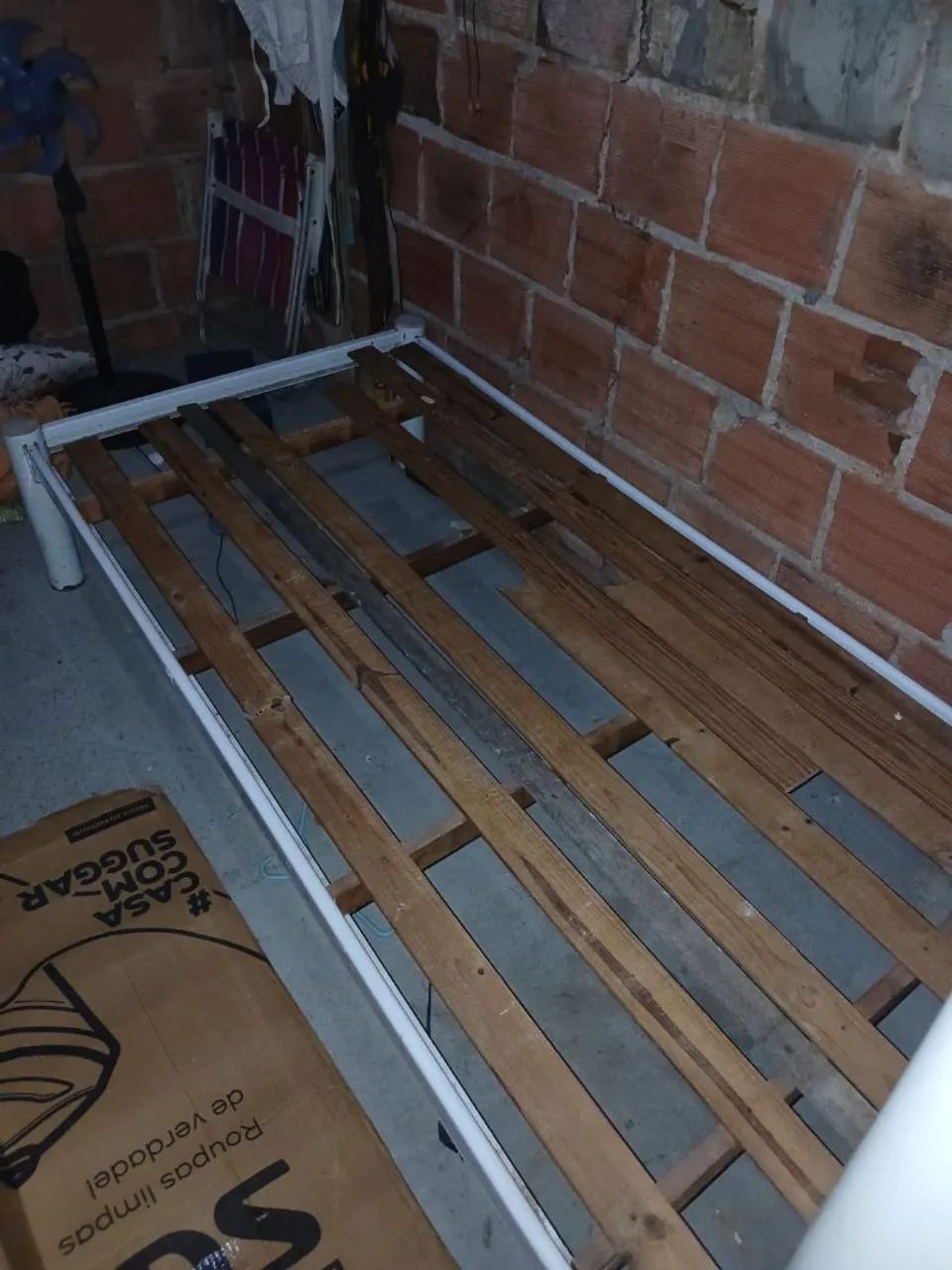 Vendo cama de solteiro tubular 
