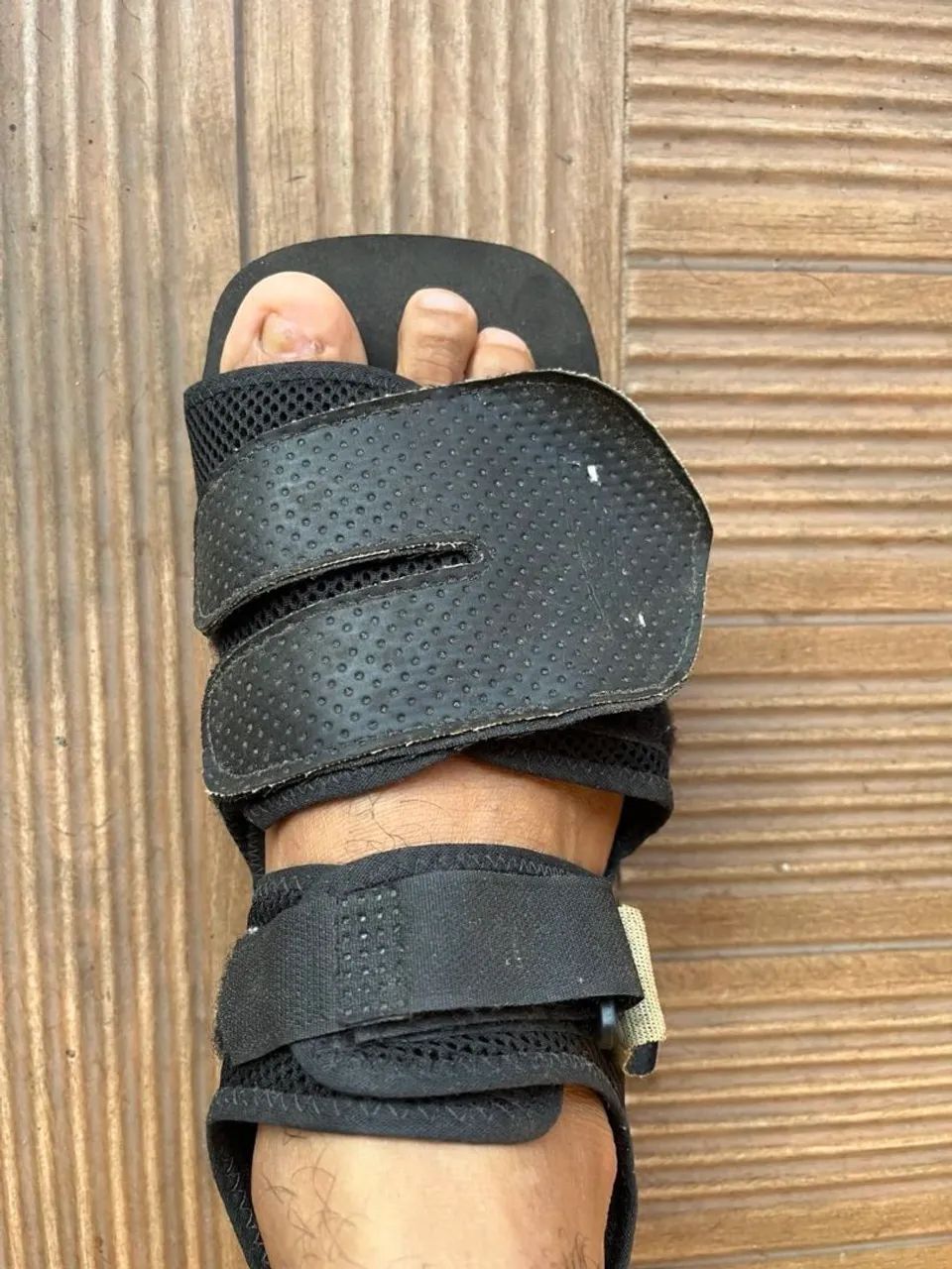 Sandália para proteger pé pós cirurgia 
