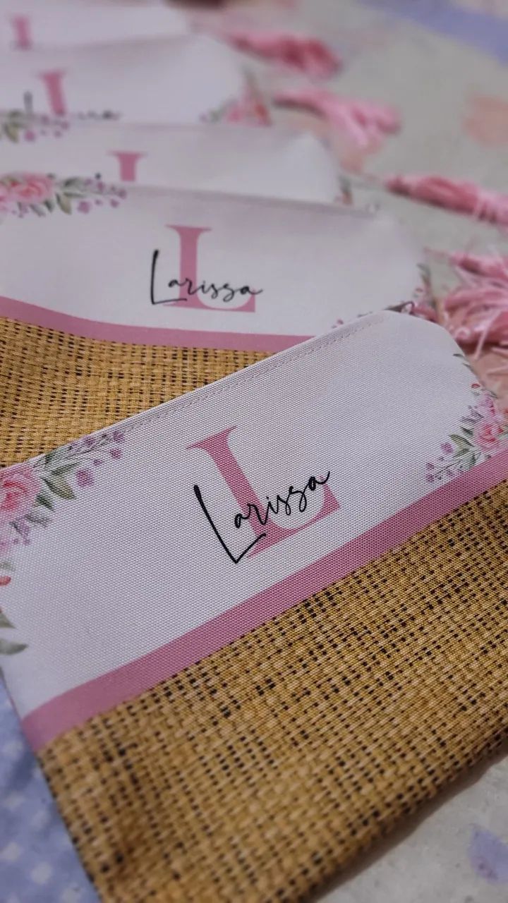 kit com 5 necessaires personalizadas com o nome Larissa