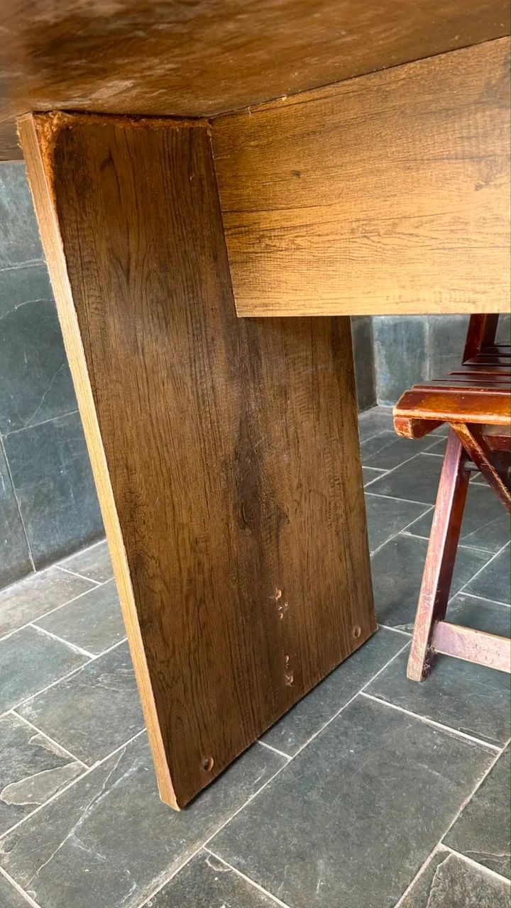 Vende-se mesa de MDF com 4 cadeiras de Madeira - Foto 3