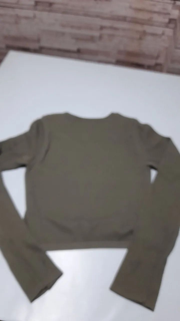 Vendo Blusa infantil canelada verde manga longa, Tamanho 11-12 anos seminova. , C &A  - Foto 6