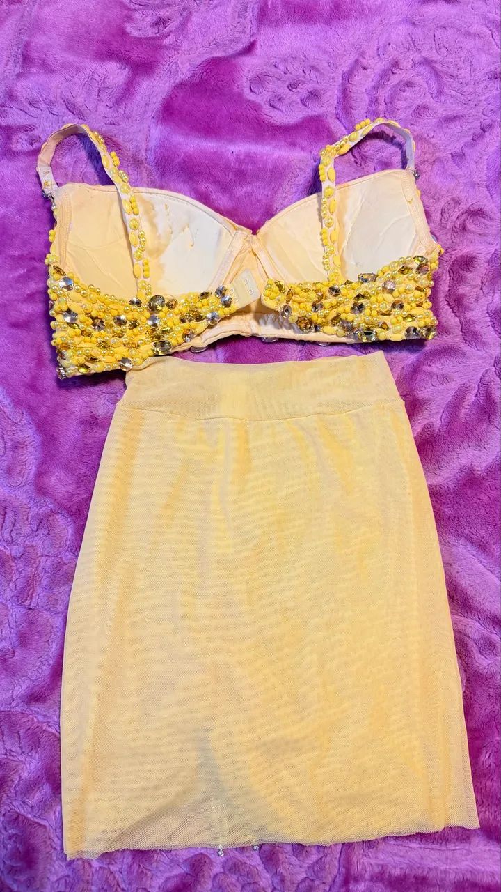 Conjunto de saia e top customizado com pedraria, strass e tule. - Foto 2