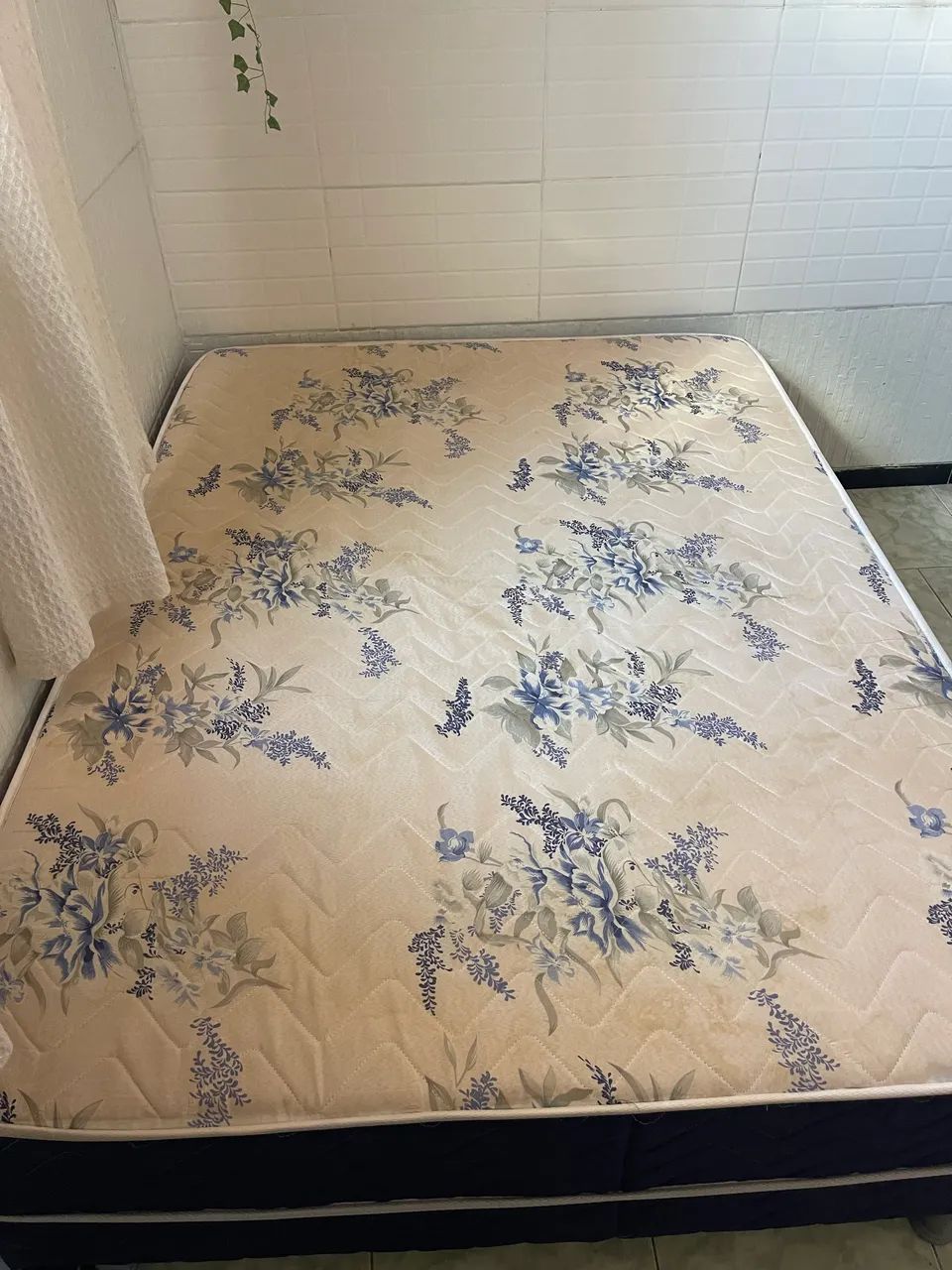 Vendo cama box seminova