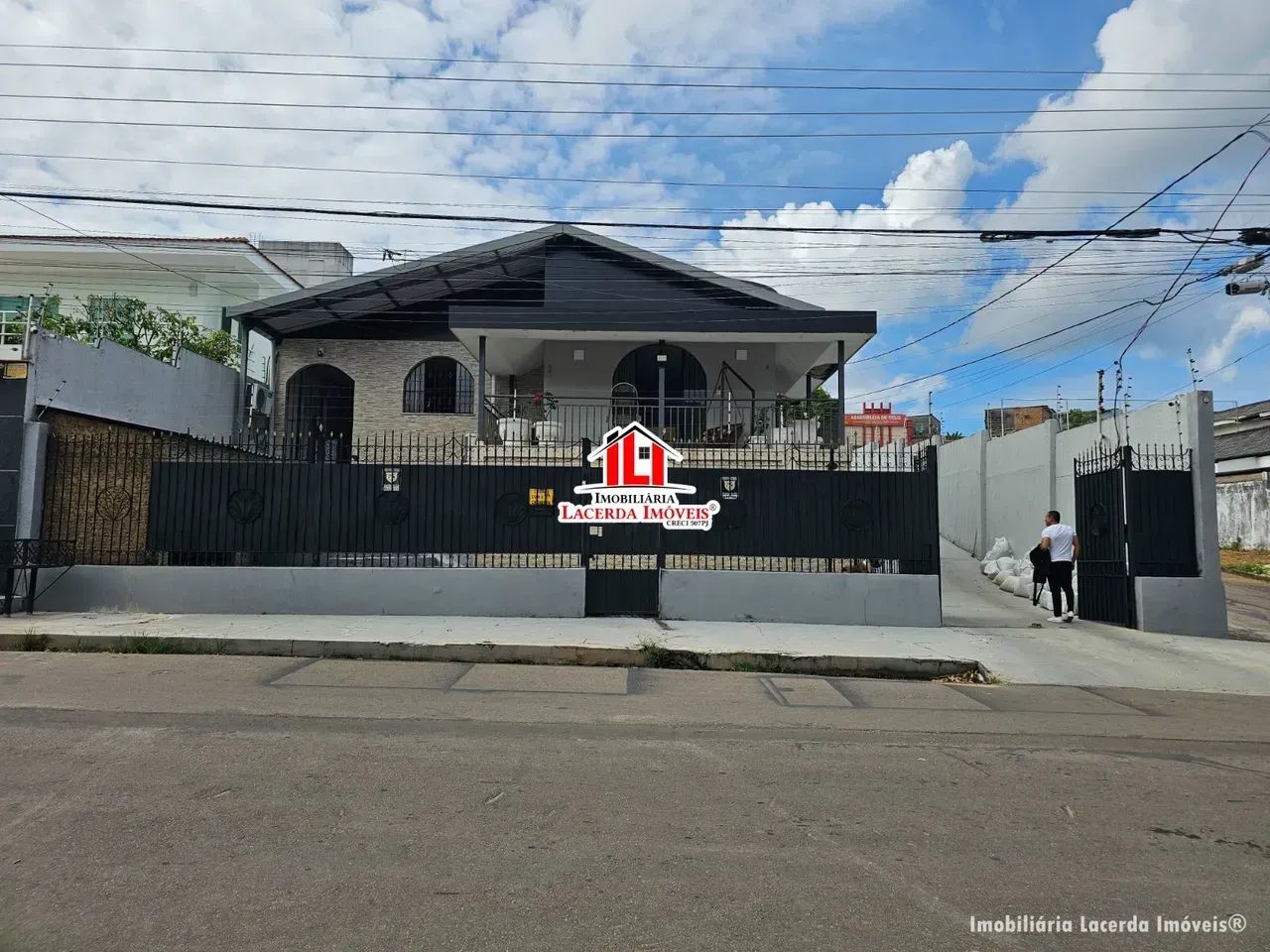 Casa no Conjunto Aruanã com 318m²  com 4 suítes em Compensa - Manaus - AM