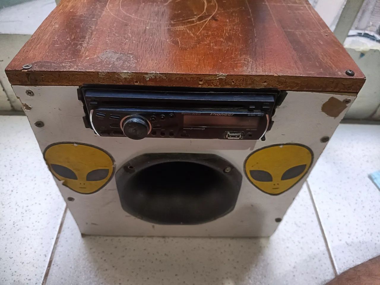 Caixa de som com rádio e falante