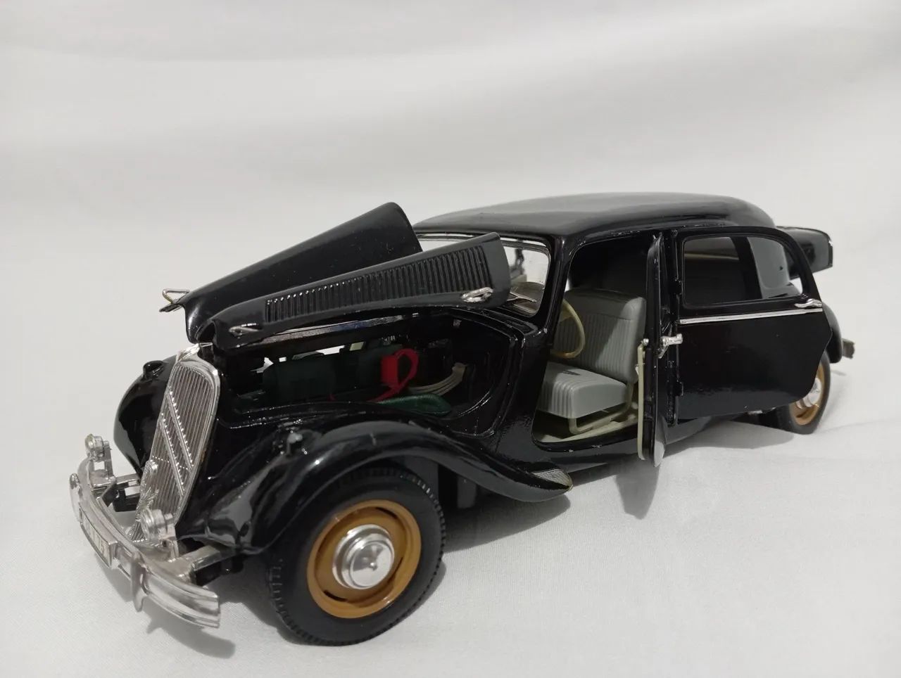 CITROEN 15CV 6 CYL 1952 - 1/18 MAISTO MINIATURA - Hobbies e