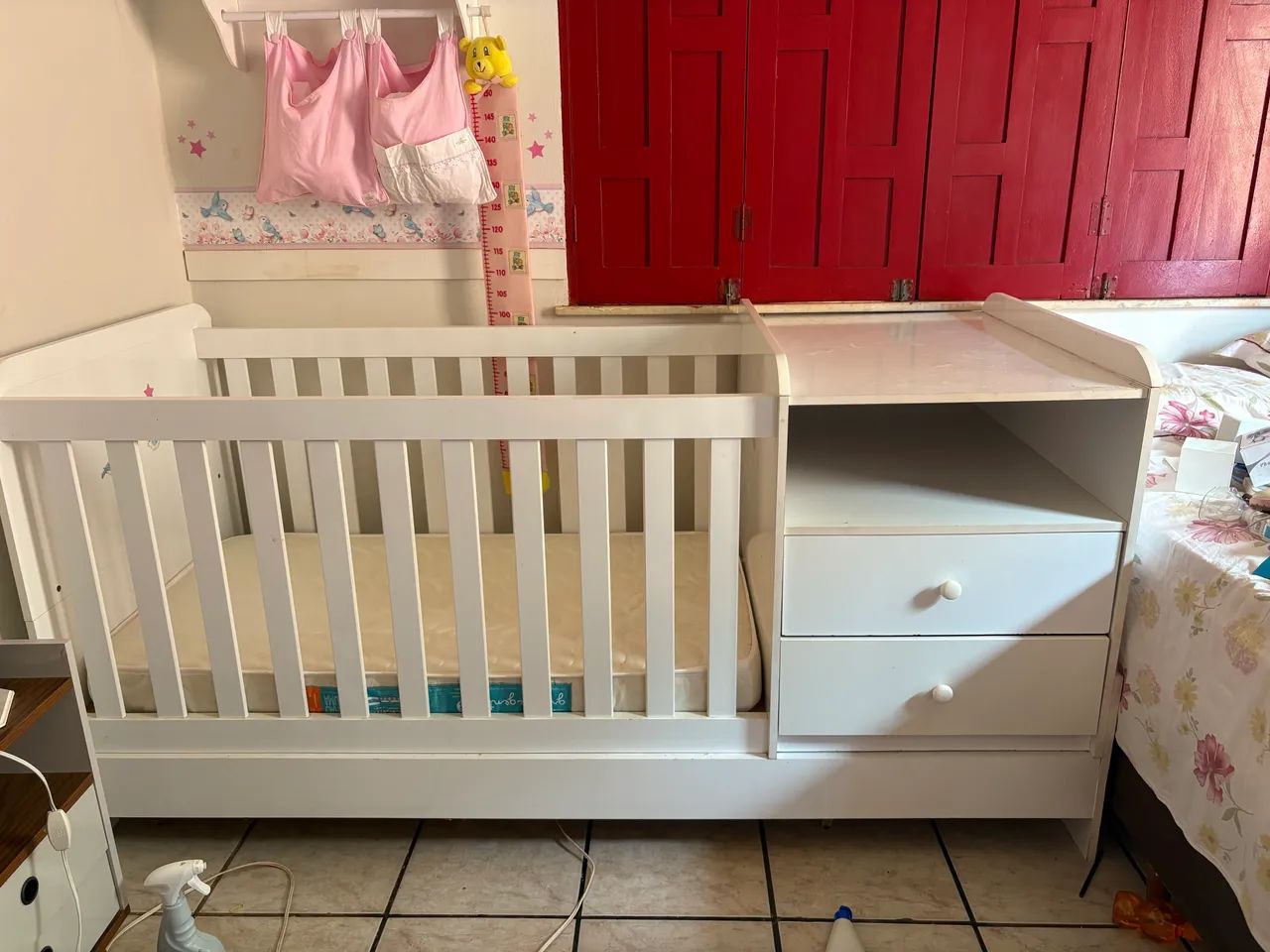 Berço com colchão e cômoda