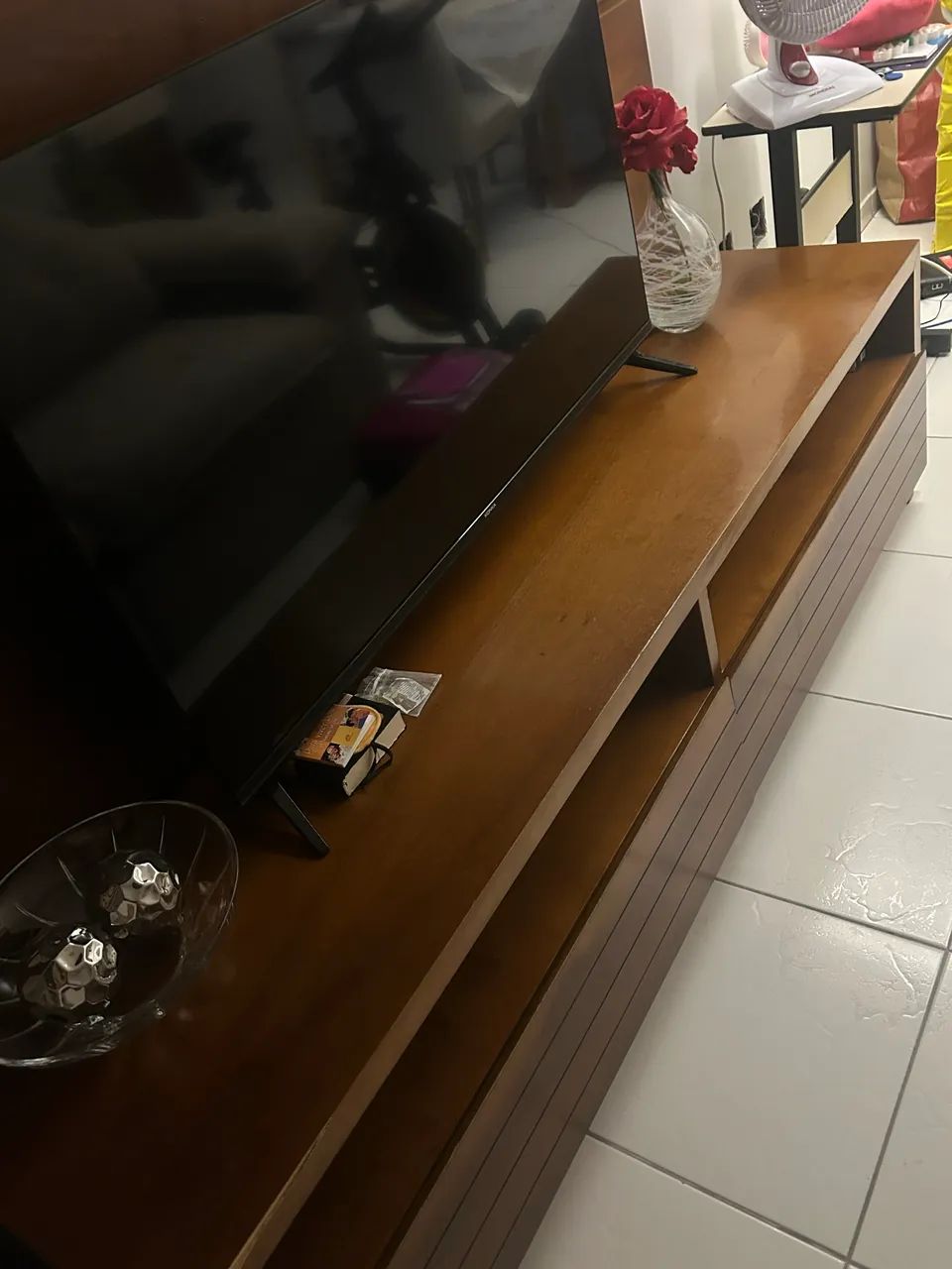 PAINEL + RACK DE MADEIRA MACIÇA - SUPER RESISTENTE - Foto 3
