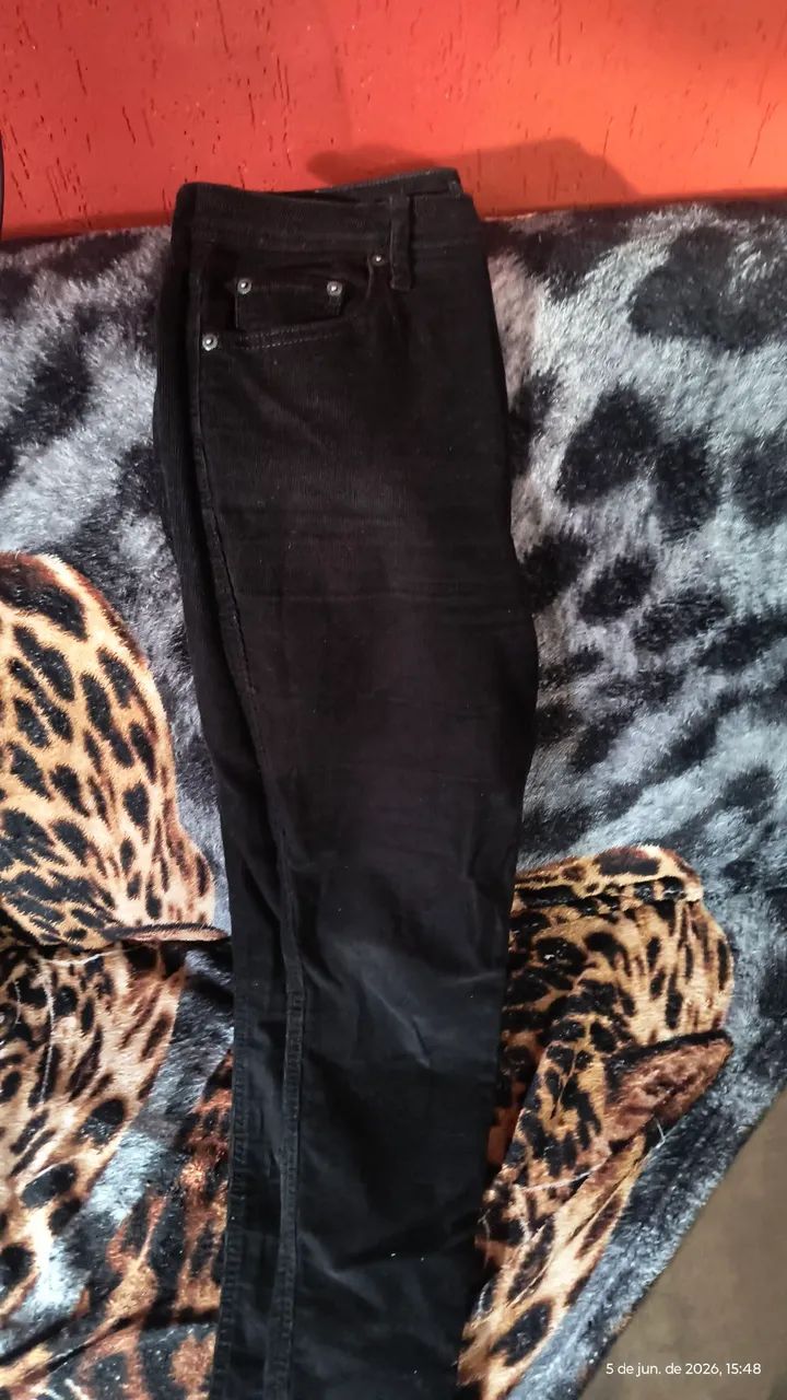 Calça aveludado preta número 40 Marfino excelente estado  - Foto 3