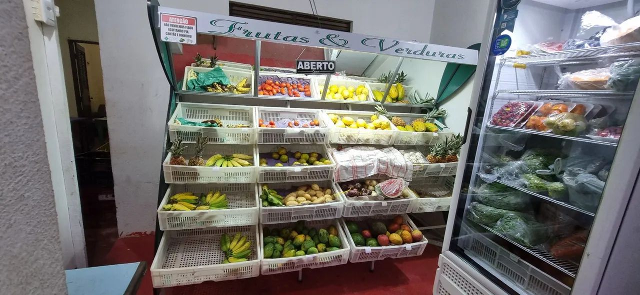Espositor de frutas, com 16 caixas, espero, luz funcionando muito bem. 