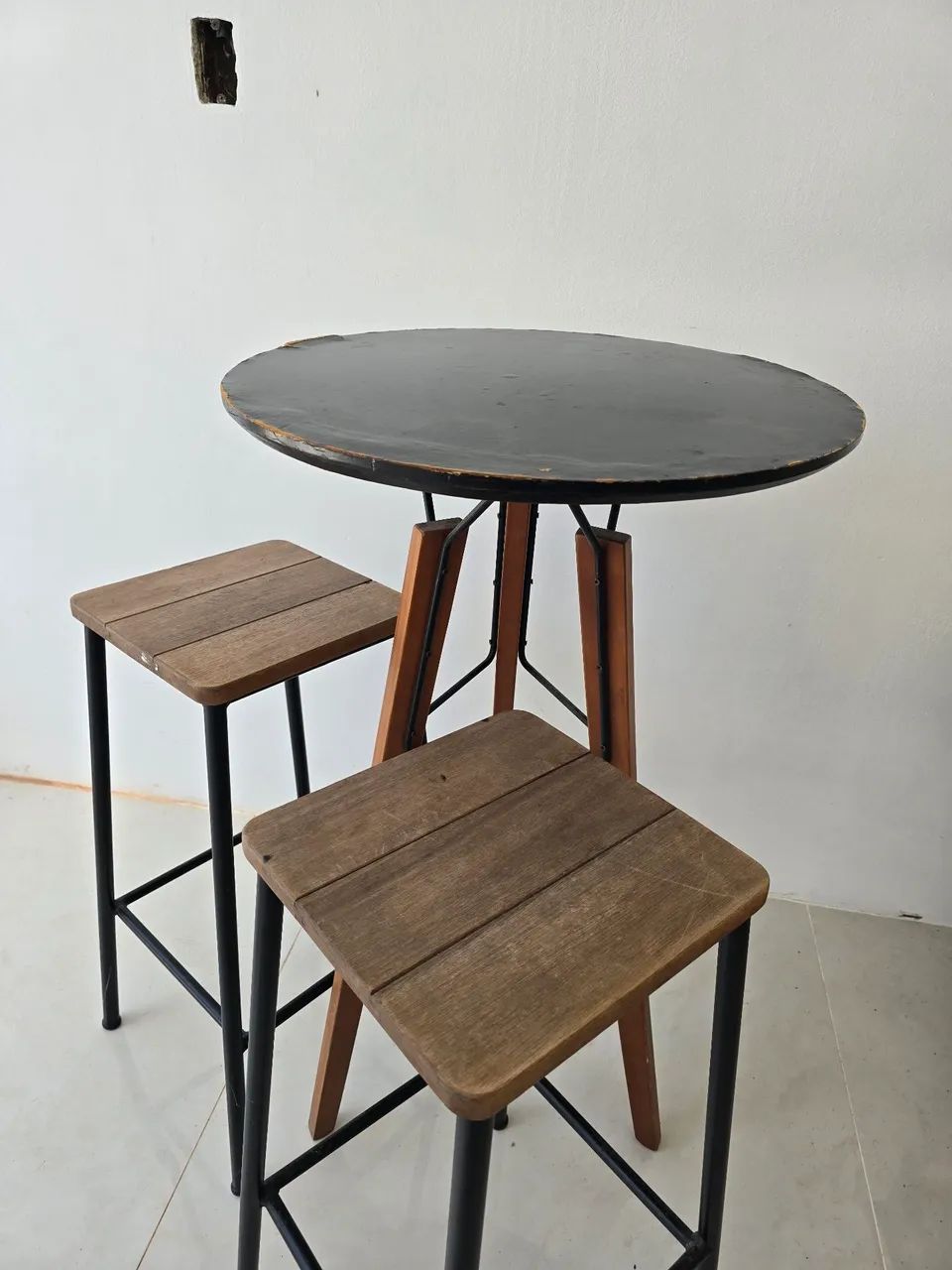 Vendo mesa bistrô com bancos TokStok - Foto 3