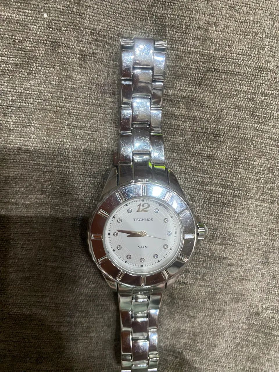 Relógio feminino TECHNOS, prata, fundo branco e marcadores em strass. Perfeito! - Foto 2