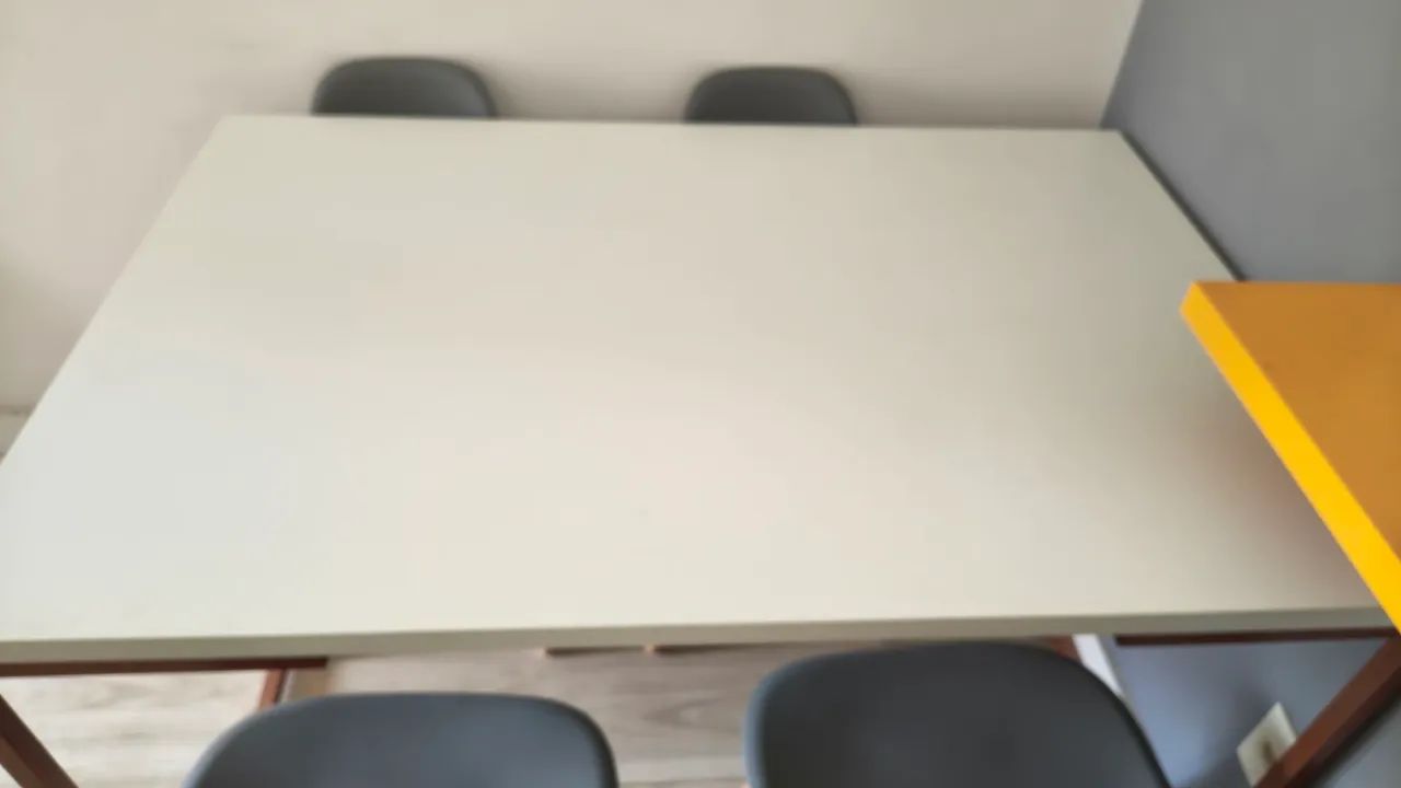 Mesa de madeira com 4 cadeiras  - Foto 4