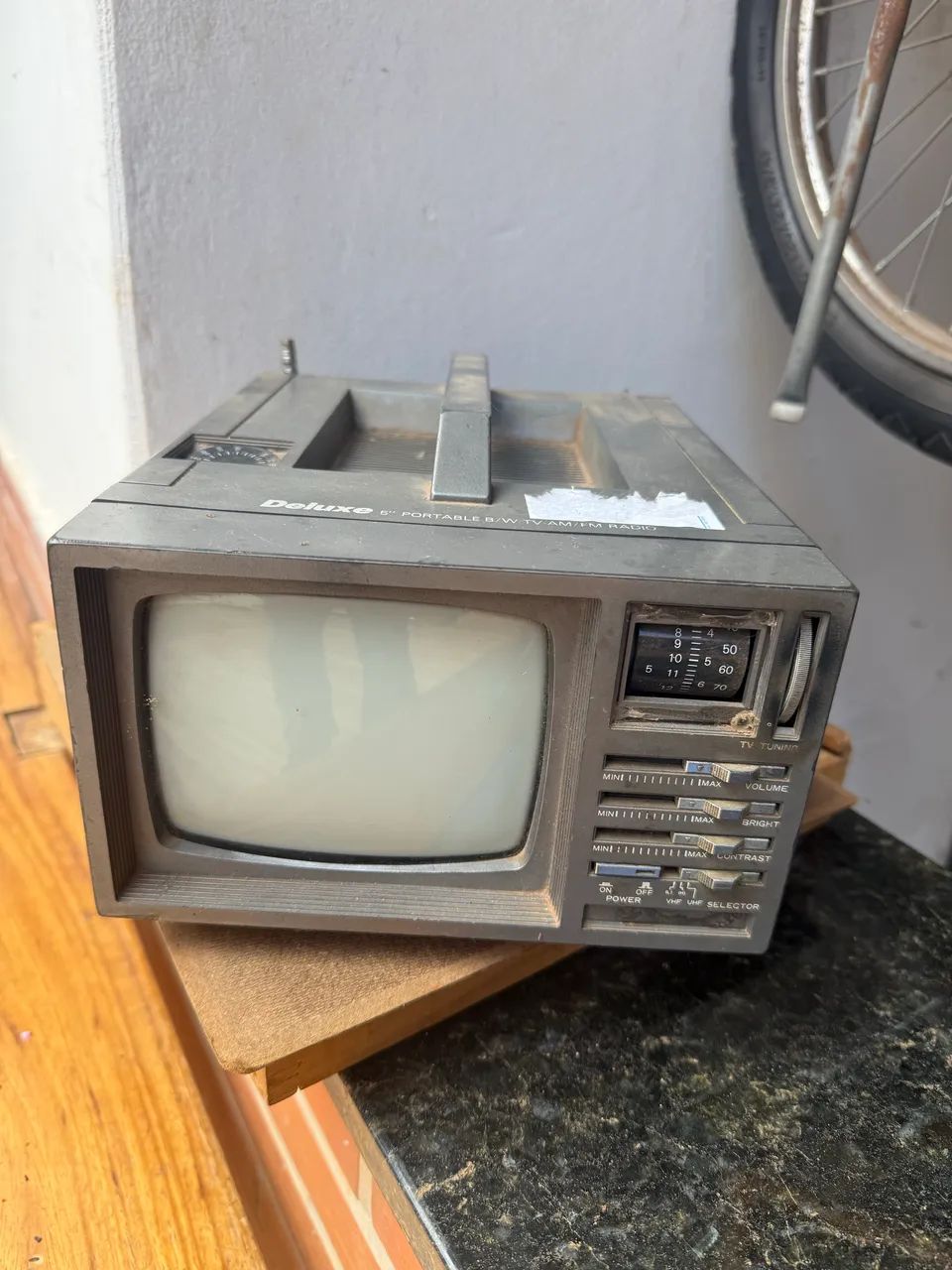 Tv pequena deluxe retrô antiga ( sem teste ) - Foto 4