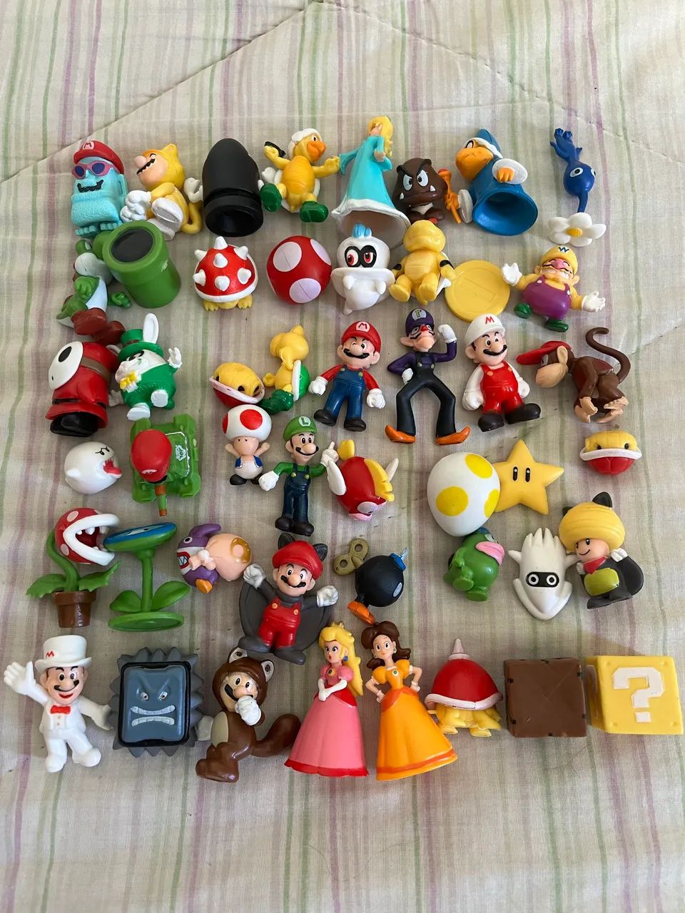 Lote com 48 personagens miniaturas do Mario Bros