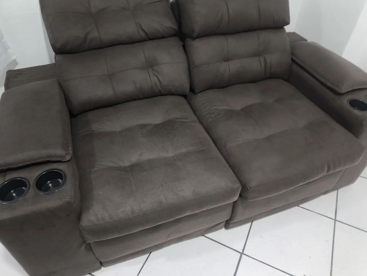Sofá sofisticado com apoio de copo e suporte pra carregar celular  - Foto 3