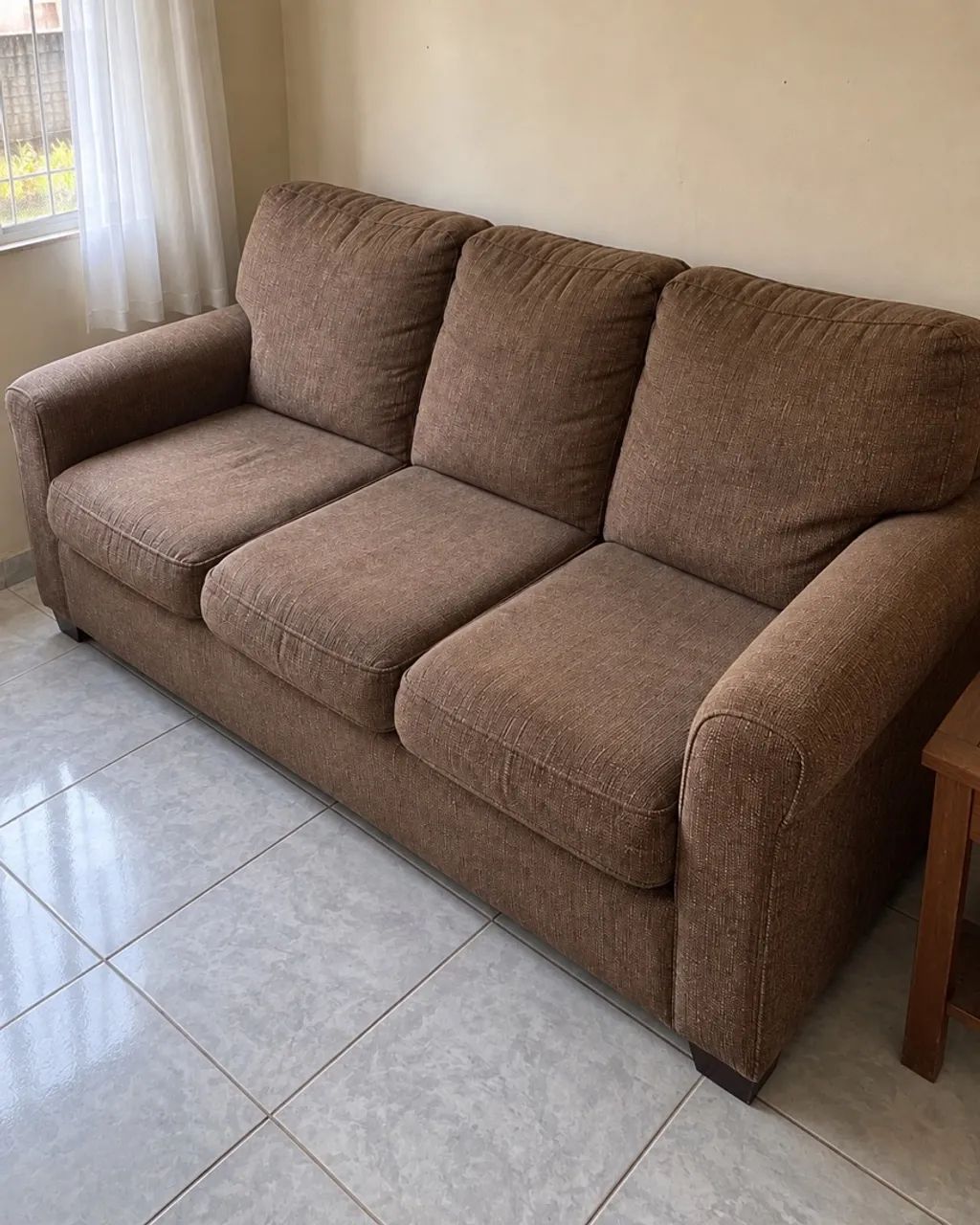 Sofá simples em ótimas condições para um novo lar - Foto 2