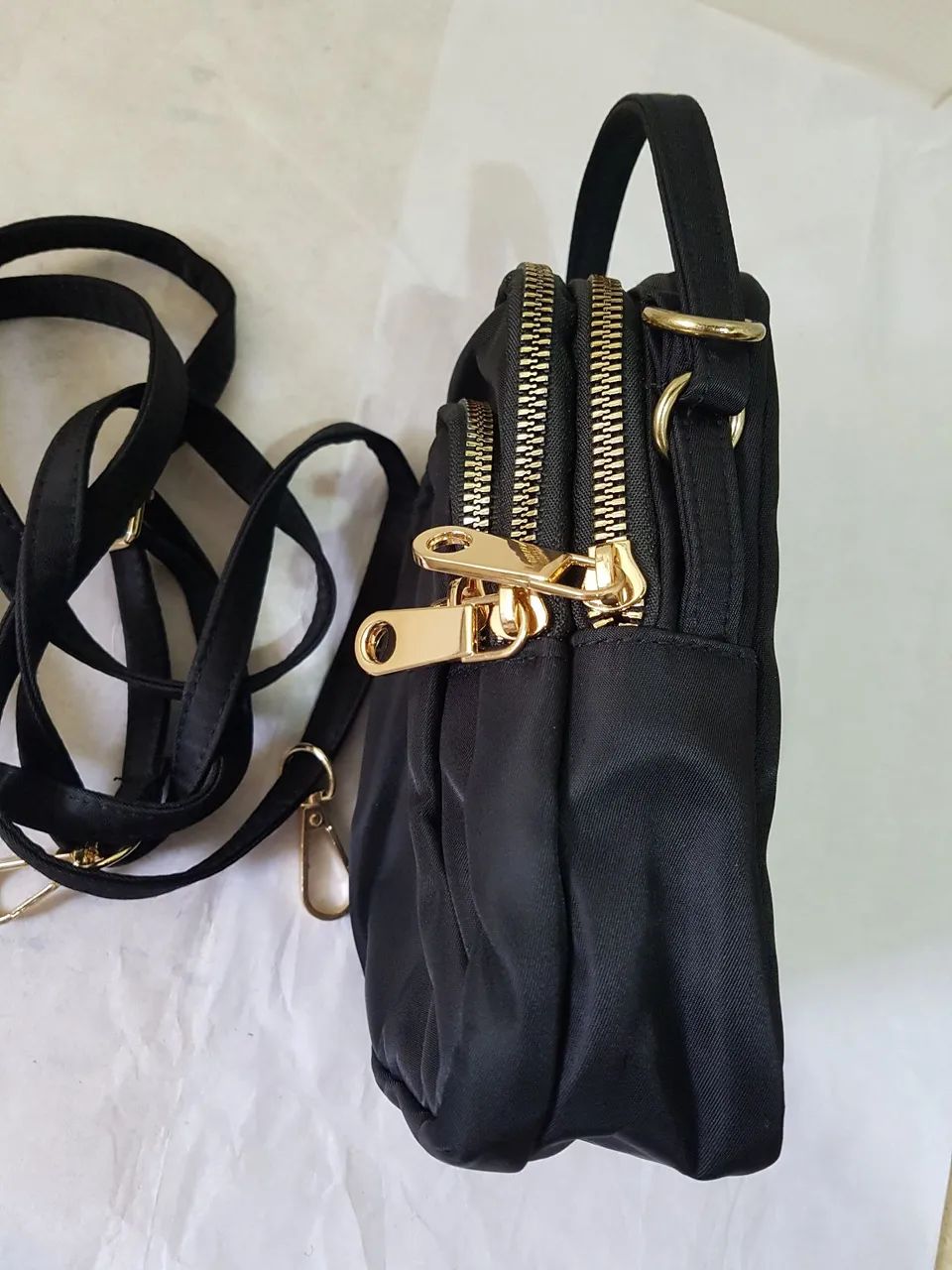 Bolsa preta e dourada - Foto 2