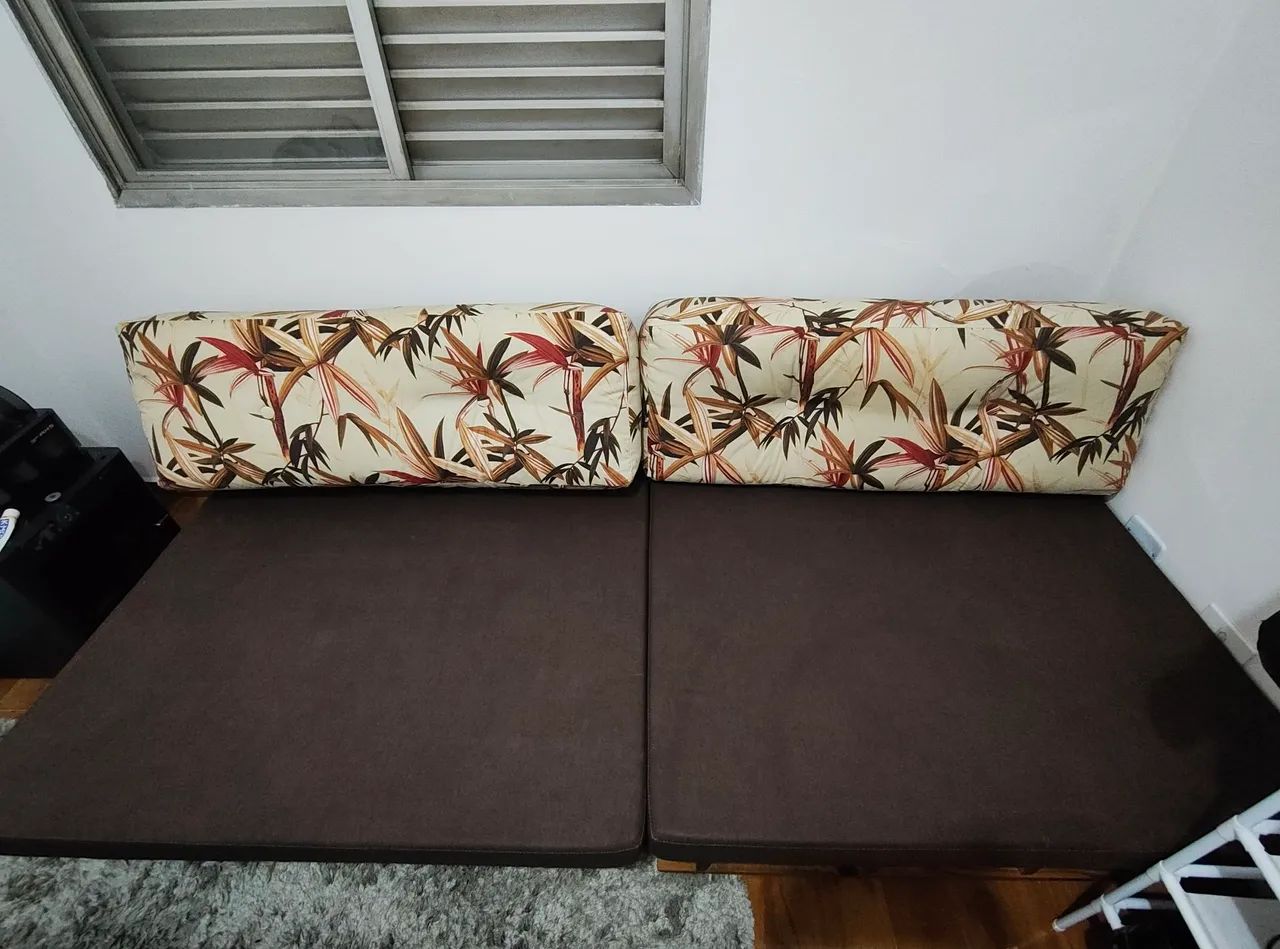 Sofá pallet envernizado com rodinhas e tecido Acqua block