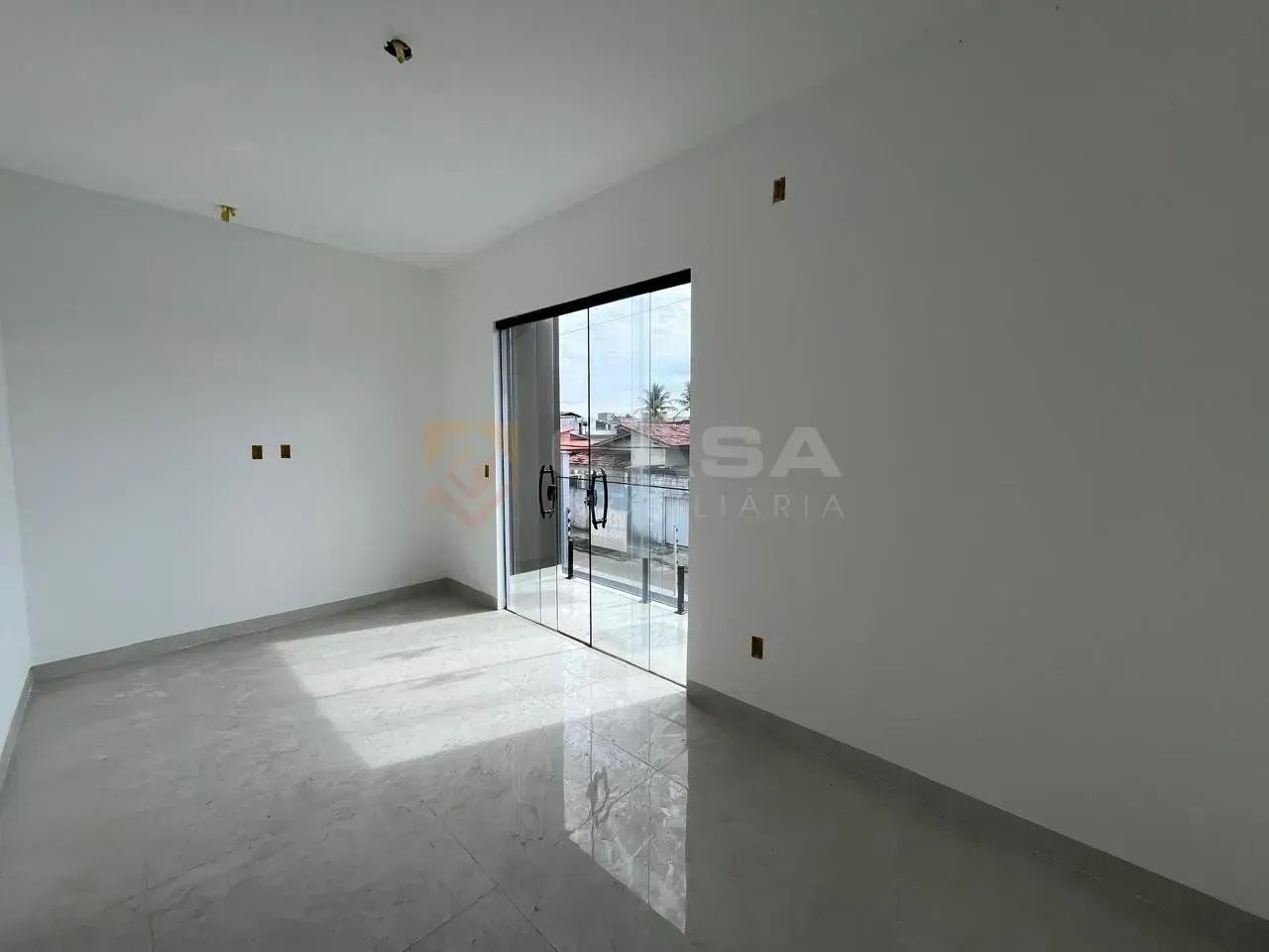 Casa Duplex de 100m² com Acabamento Refinado e Conceito Integrado na Serra