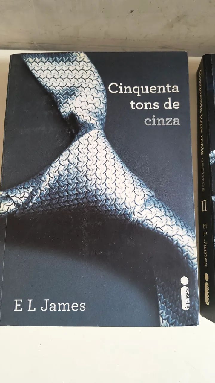 Livro 50 tons de cinza e 50 tons mais escuros  - Foto 2