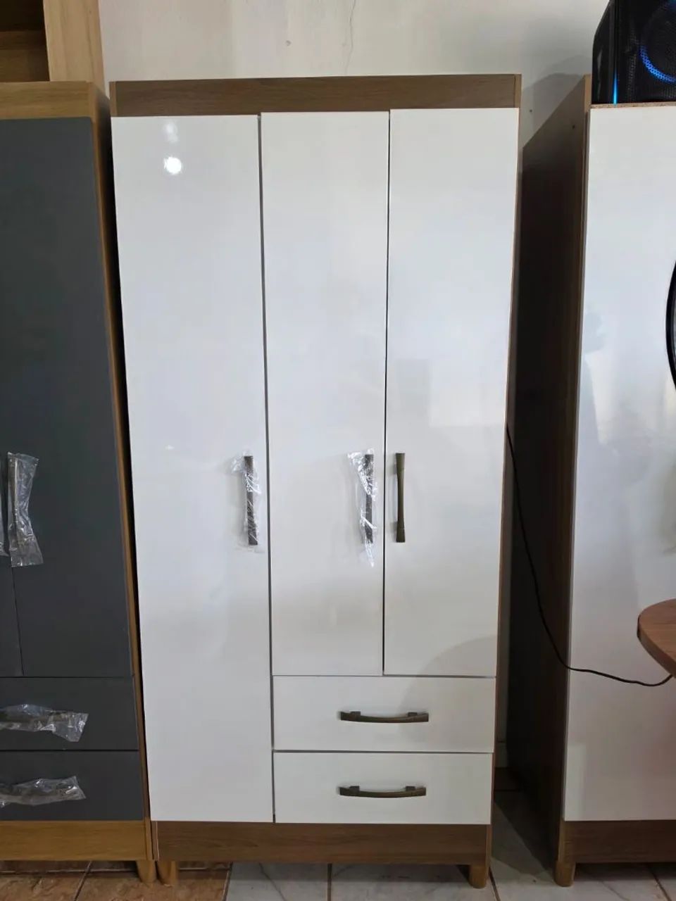 Guarda roupa de solteiro novo