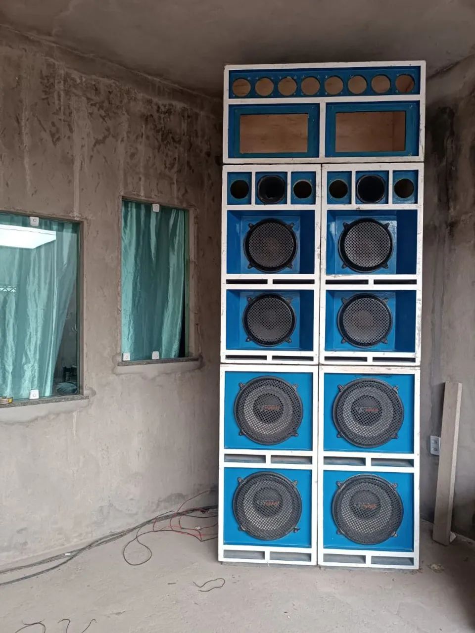 Vendo caixas de som com (4 alto-falante de 15 polegadas e quatro de 12 e duas cornetas)