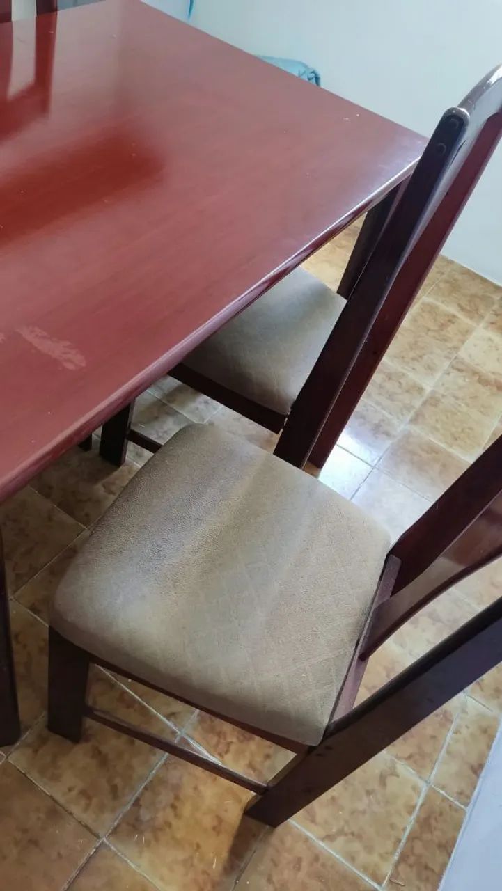 Vendo Messa com quatro cadeiras de madeira  - Foto 3