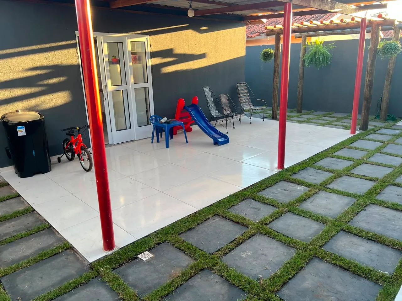 Casa toda murada com 2 vagas de garagem 2 quartos 2 banheiros com edícula e cisterna  - Foto 3