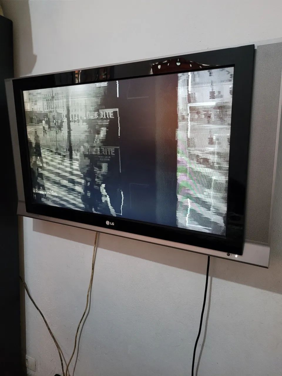 Uma tv LG antiga 