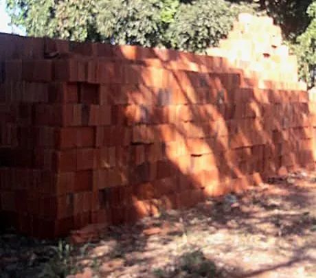 Blocos 8 furos e tijolos diretamente da cerâmica 