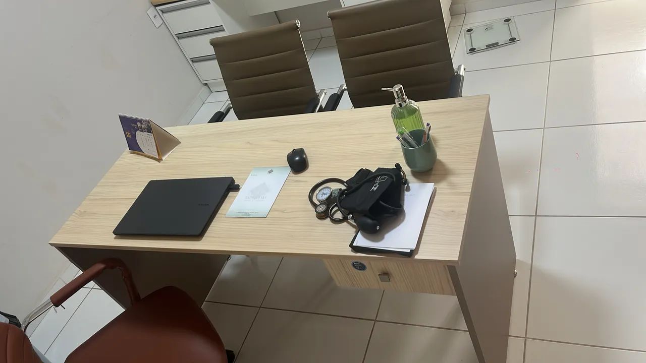 Mesa de escritório com gaveta