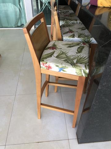 Mesa de madeira, banco e cadeiras - Foto 2