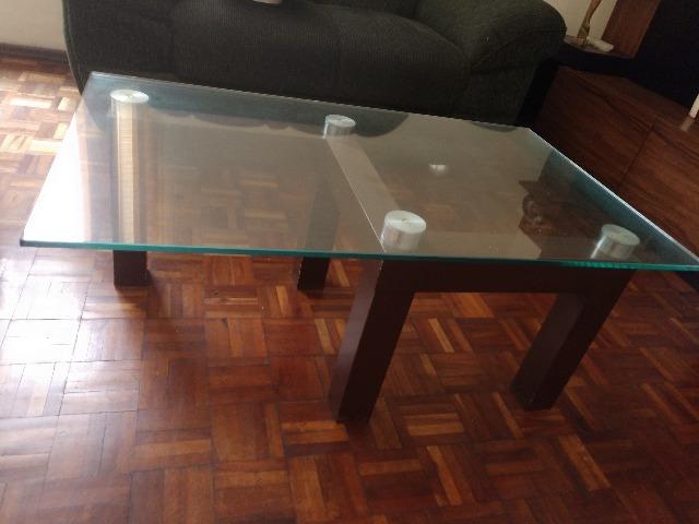 Mesa de centro com tampo de vidro temperado