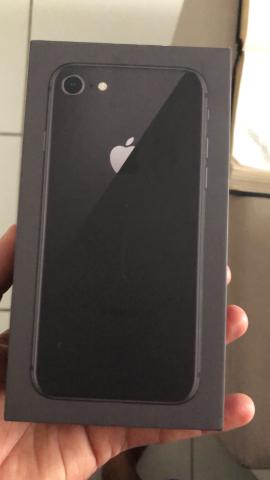 Vendo ou Troco iPhone 8 torna de 400 da minha parte - Foto 6