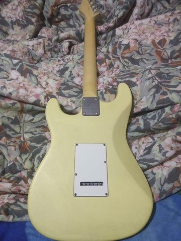 Guitarra Phoenix usada modelo Stratocaster com alavanca - Foto 3