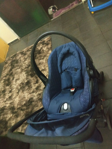 Vendo carrinho de bebê com bebê conforto - Foto 4