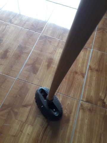Escovão antigo com cabo em otimo estado - Foto 5