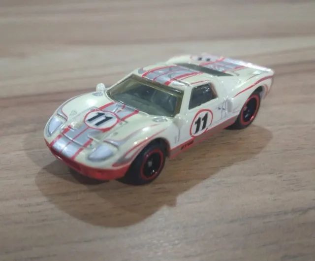 Hot Wheels Ford GT 40 - Ford Garage 2011 (Loose)