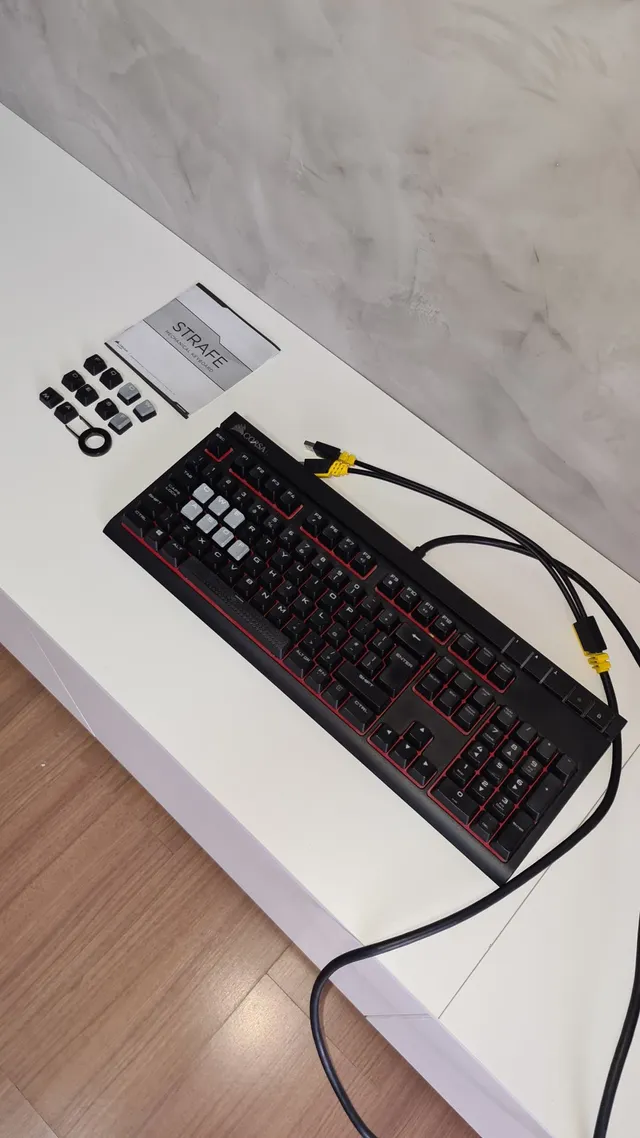 Teclado Mecânico Gamer Corsair Strafe CH-9000092-BR Cherry MX