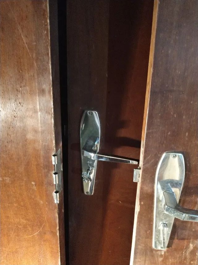 Portas de imbuia completa com fechadura chave e caixilhos em ótimo estado 
